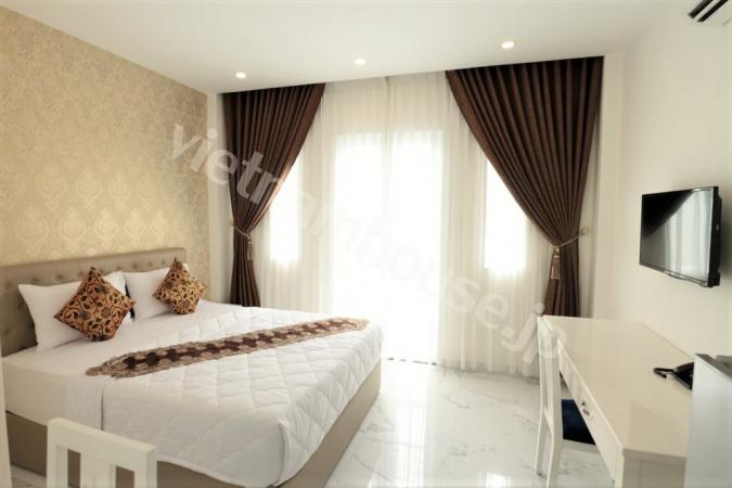 Brand new service APT with balcony and sunlight in District 1.