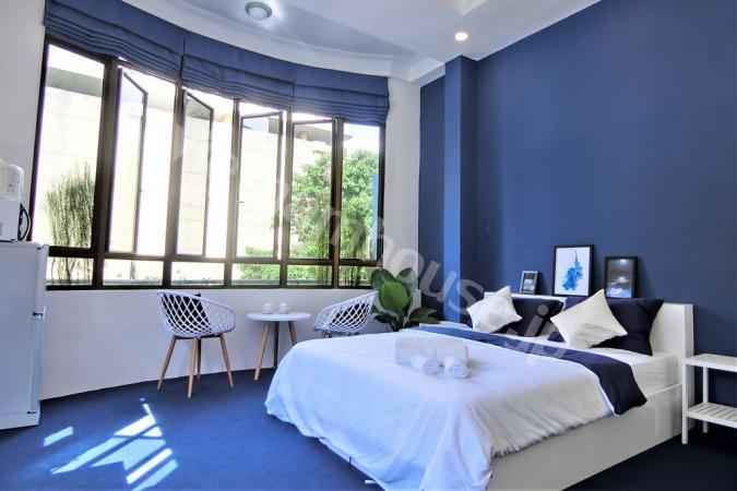 Bringing composure of the navy blue apartment 