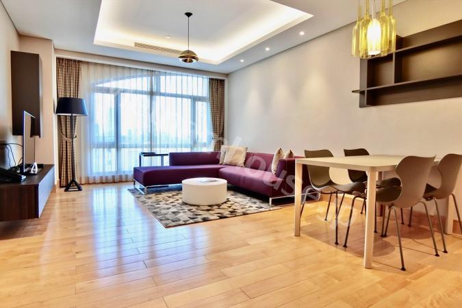 Khung cảnh đường phố rợp bóng cây tọa lạc căn hộ sang trọng