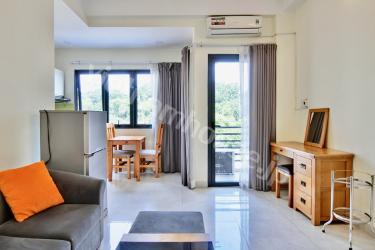 Good-sized balcony brings gentle breeze from Nhieu Loc canal